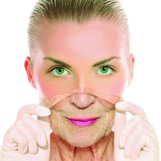 Una mujer adulta elimina las arrugas faciales con remedios caseros