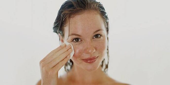 Aplicar aceite en la piel del rostro para rejuvenecerlo. 