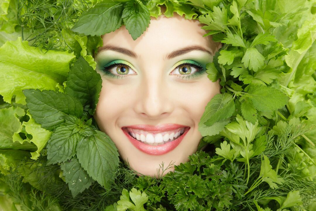 Piel facial joven, saludable y hermosa mediante el uso de hierbas calmantes